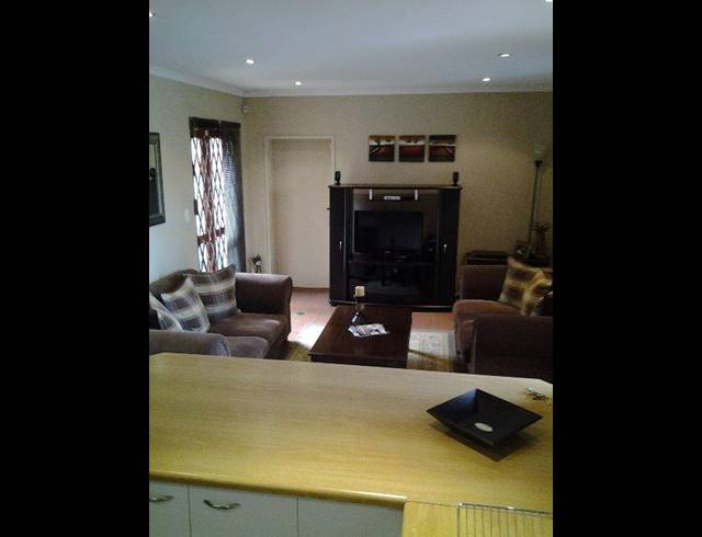 2 BEDROOM PROPERTY TO RENT IN VREDEKLOOF EAST